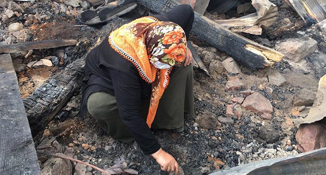 35 evin yandığı köyde, enkaz altındaki eşyalarını arıyorlar