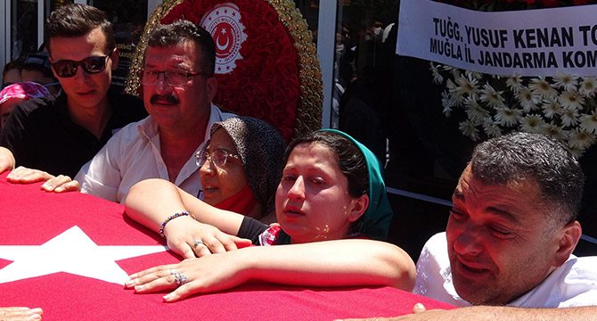 Şehit eşini, tabutunu okşayarak son yolculuğuna uğurladı
