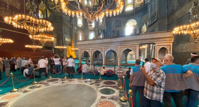 Ayasofya Camii ibadete açıldığının ikinci günü ziyaretçi akınına uğradı
