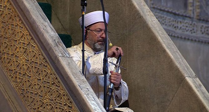 Diyanet İşleri Başkanı Ali Erbaş hutbeye kılıç ile çıktı