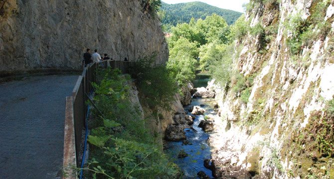 Küre Dağları Milli Parkı'nda kanyon içindeki şelaleye yoğun ilgi