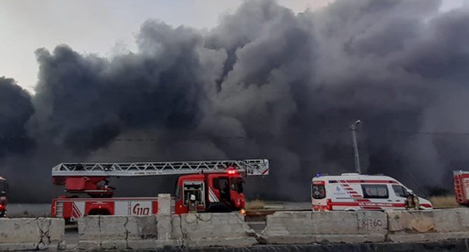 Başakşehir'de bant üretimi yapan fabrikada yangın