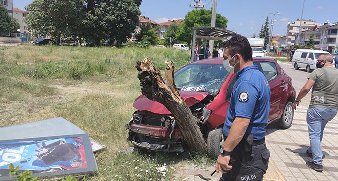 Bursa'da otomobil durağa girdi: 2 yaralı