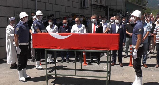 Tatilde boğulan polis memuru Özgül, son yolculuğuna uğurlandı