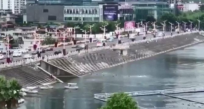 Çin'de öğrenci taşıyan otobüs su kanalına uçtu: 21 ölü, 15 yaralı