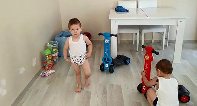 Balkondan düşerek ölen minik Hamza'dan geriye ikizi ile oynadığı görüntüler kaldı