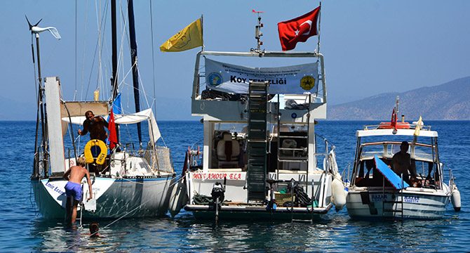 Datça'da çevreci denizciler koyları temizledi