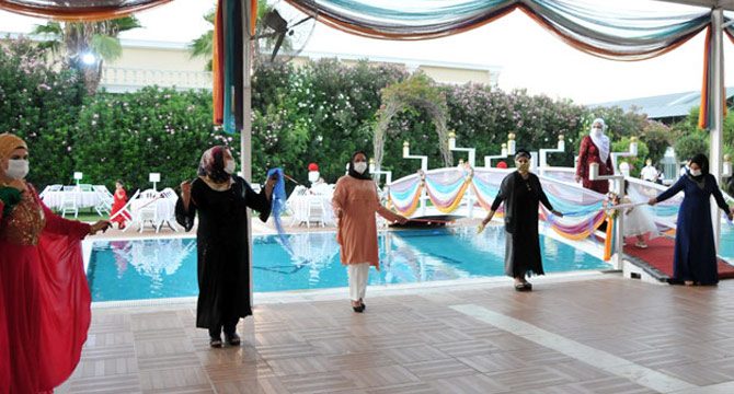 Düğünler salonda kurallı, sokakta kuralsız