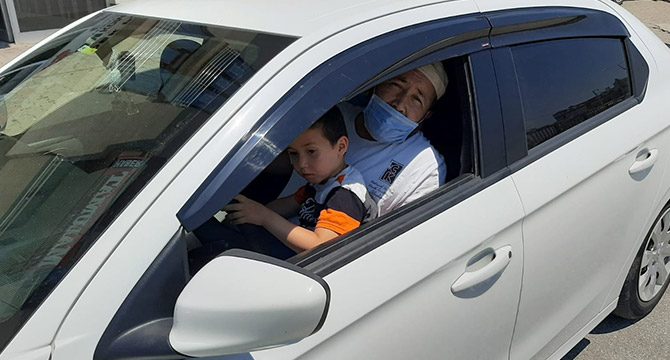 Kucağında çocukla otomobil kullanırken polislere yakalandı