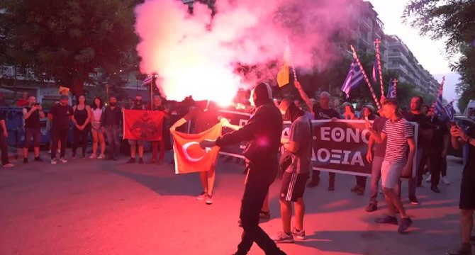 REZALET! Selanik'te Türk bayrağı yaktılar