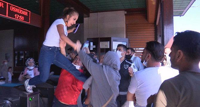 Eminönü İskelesi'nde kadından kadına uçan tekme