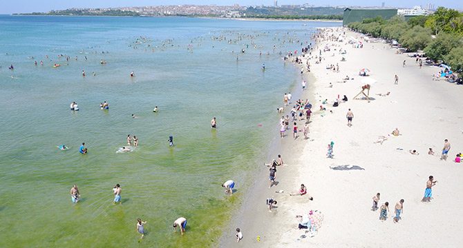Menekşe Plajı'ndaki hafta sonu yoğunluğu havadan fotoğraflandı