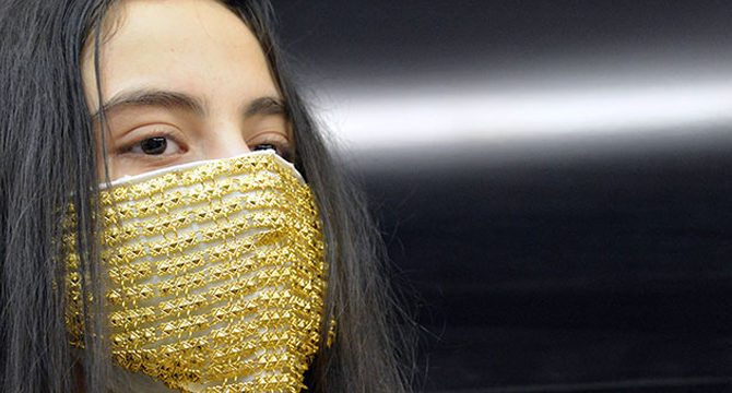 Gelinler için altın işlemeli maske yaptılar