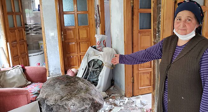 Yamaçtan yuvarlanan kaya, duvarını yıktığı eve girdi