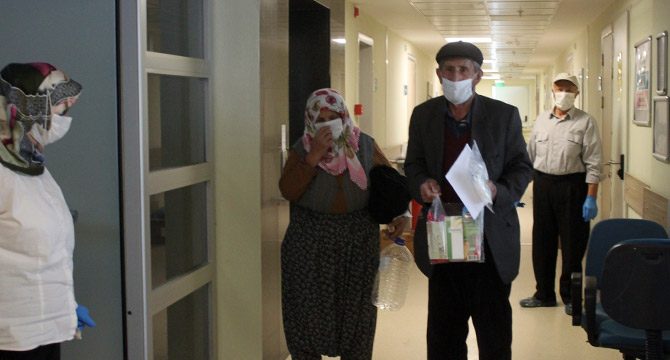 Koronavirüsü yenen 68 yaşındaki çift alkışlarla taburcu edildi