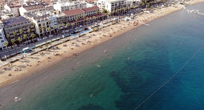 Marmaris'te halk plajında sosyal mesafeli deniz keyfi drone ile görüntülendi