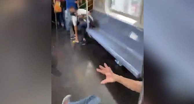 ABD'de metroda bıçaklı saldırı: 2 yaralı