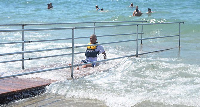 Kuşadası'nda bir plaja daha engelli rampası
