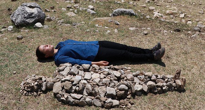 Öldürülen kadınlar için taştan heykel yaptı