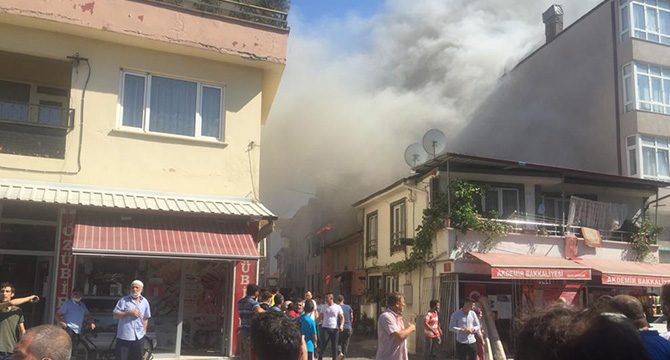 İtfaiye ekibi, dar sokaklar nedeniyle yangına müdahalede zorlandı