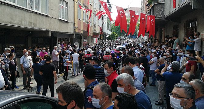 Şehit polisin Bağcılar'daki evinin önünde helallik alındı