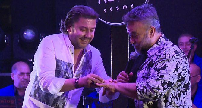 Bülent Serttaş'a hayranı sahnede 10 bin dolarlık yüzük hediye etti