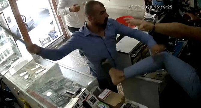 İş yeri sahibi sopalarla dövüldü