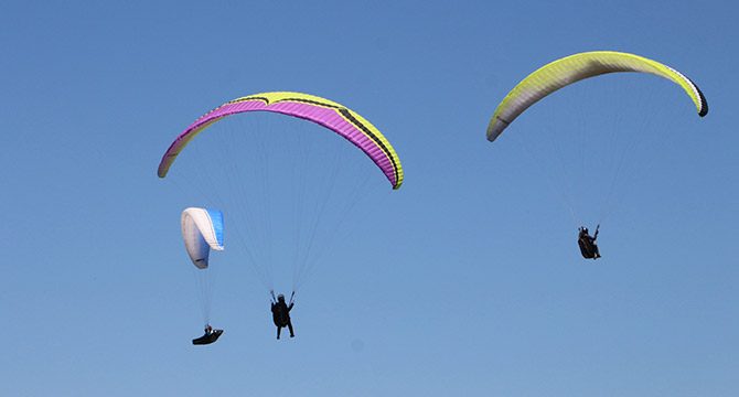 Tokat'ta yamaç paraşütü yarışması renkli görüntülerle start aldı