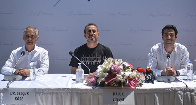 Sağlıkçılar koronavirüse yenik düşen meslektaşları için türkü seslendirdi