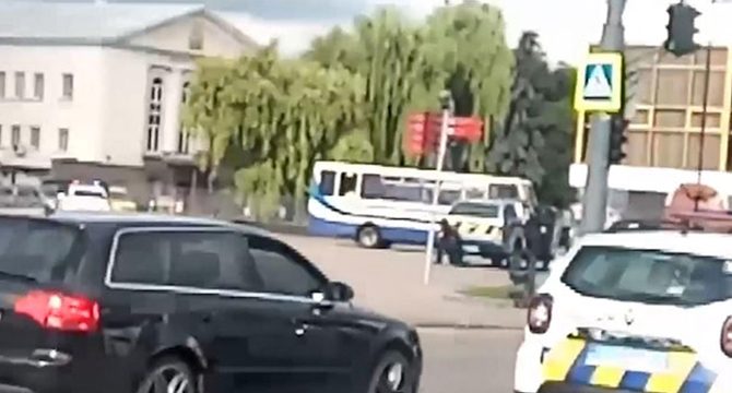 Ukrayna’da rehine krizi: Yolcu otobüsünde 20 kişiyi rehin aldı