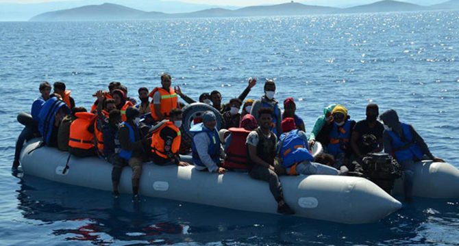 Yunanistan'ın ölüme terk ettiği 74 kaçak göçmeni Sahil Güvenlik kurtardı