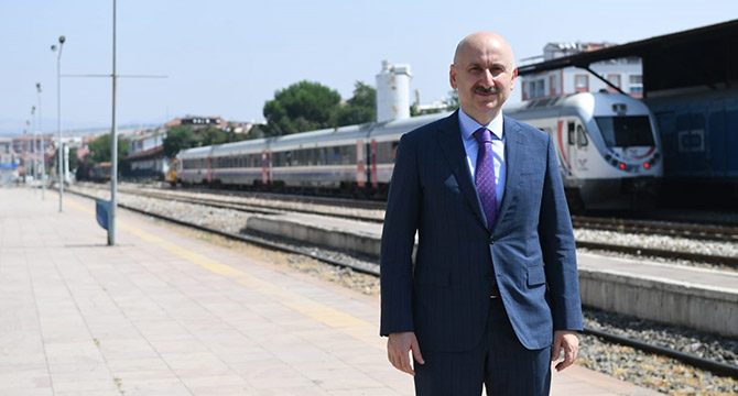 Bakan Karaismailoğlu, bayramdaki yolcu ve araç rakamlarını açıkladı