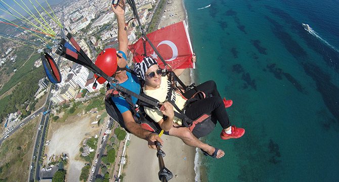 Aileler, paraşütle atlayarak otizme dikkat eçkti