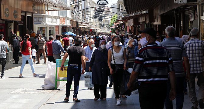 Gaziantep sokakları, bayram sonrası yine kalabalık