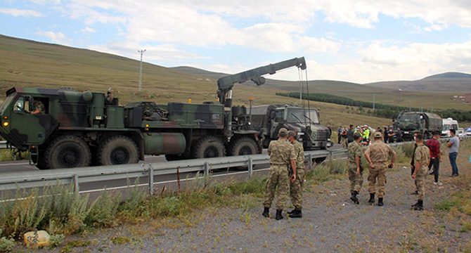 Ardahan'da askeri araç bariyerlere çarpı: 5 yaralı