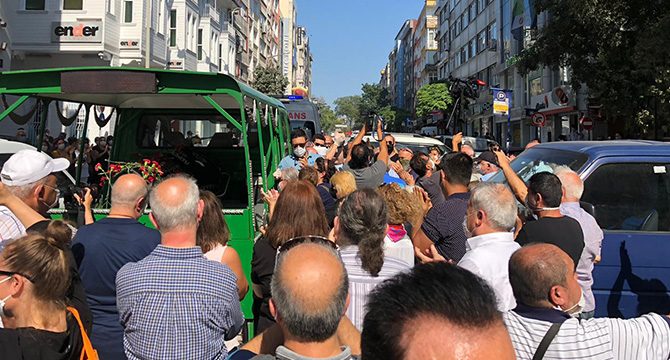 Usta tiyatrocu Üstün Asutay için Bakırköy'de tören düzenlendi