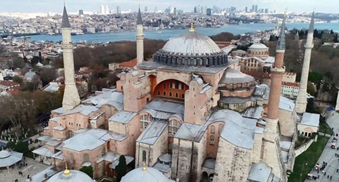 Ayasofya Camii'ne girişlerde kıyafet düzenlemesi getirildi