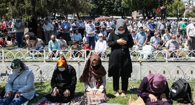 Ayasofya'ya ziyaretçi akını sürüyor