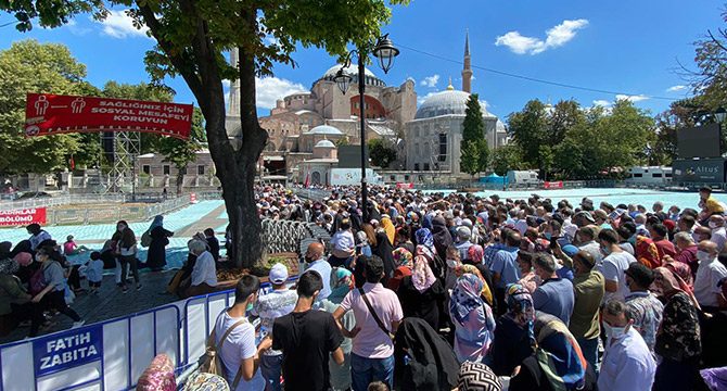 Ayasofya Camii'ne ziyaretçi akını devam ediyor