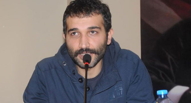 Barış Atay’a saldırı! Beş kişilik grup yerlerde tekmeledi!