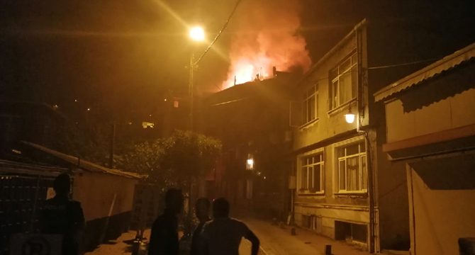 Beşiktaş'ta 4 katlı binanın çatı katı yandı