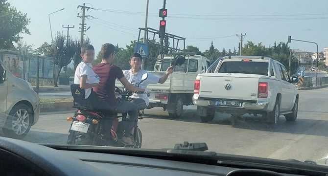 3 çocuğun elektrikli bisikletle tehlikeli yolculuğu kamerada