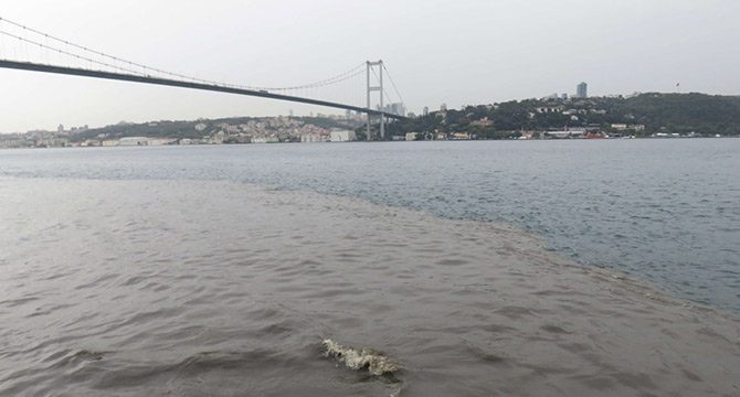 İstanbul Boğazı'na çamur aktı