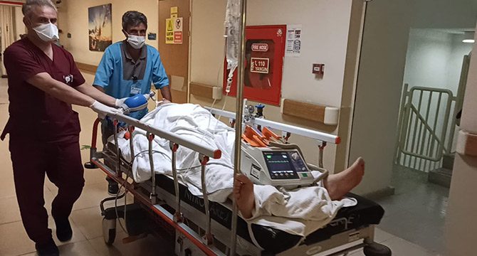 Yön tabelasına çarpan motosikletin sürücüsü ağır yaralandı