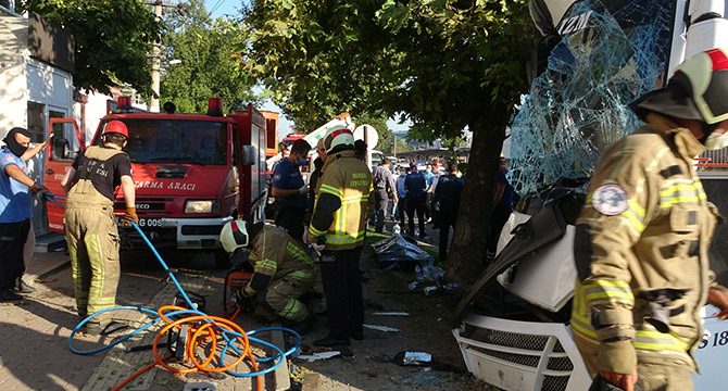 Bursa'da işçi servis midibüsü direğe çarptı: 2 ölü, 17 yaralı