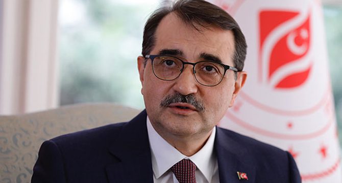 Bakan Dönmez: 'Made In Türkiye' damgalı güneş panelleri üretim bandından iniyor