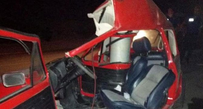 Direğe çarpan otomobil ikiye bölündü, sürücü öldü