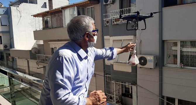 Sosyal mesafe kuralına dikkat çekmek için bakın ne yaptı?