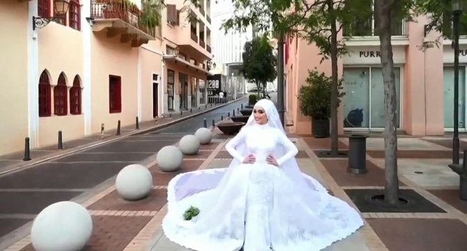 Beyrut'taki patlamaya düğün fotoğrafı çektirirken yakalandı