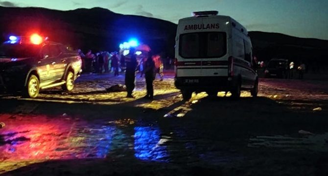 Arkadaşlarıyla göle giren iki kardeş boğuldu